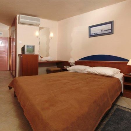 Brzet Hotel Omis Bagian luar foto