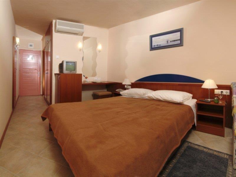 Brzet Hotel Omis Bagian luar foto