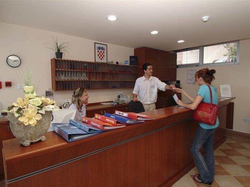 Brzet Hotel Omis Bagian luar foto
